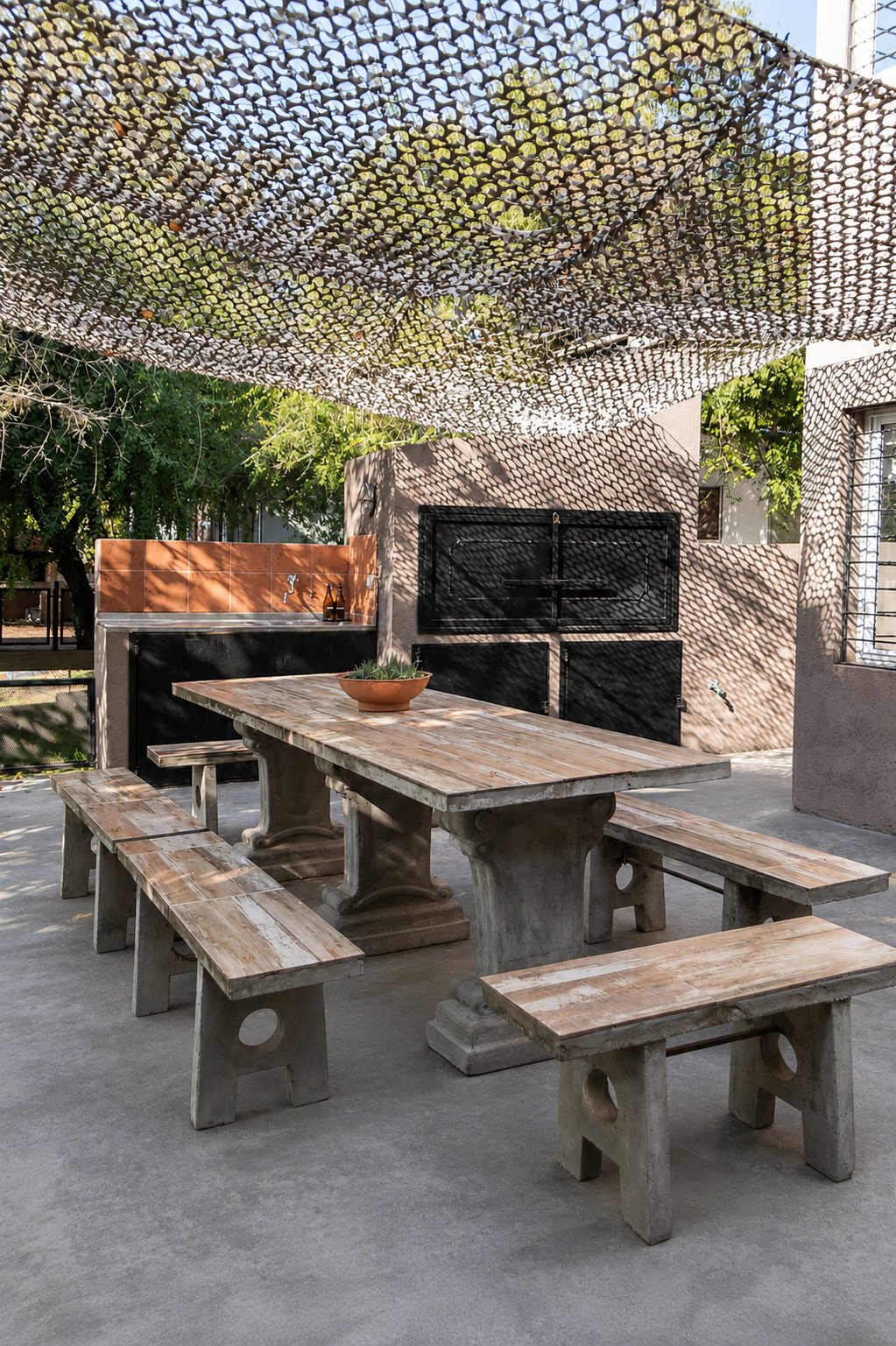 Mesa exterior y parrilla de la casa