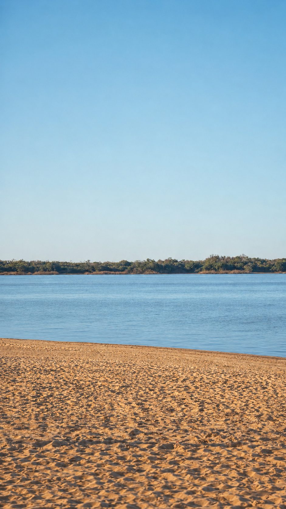 Playa y río cerca de Llena de Encanto