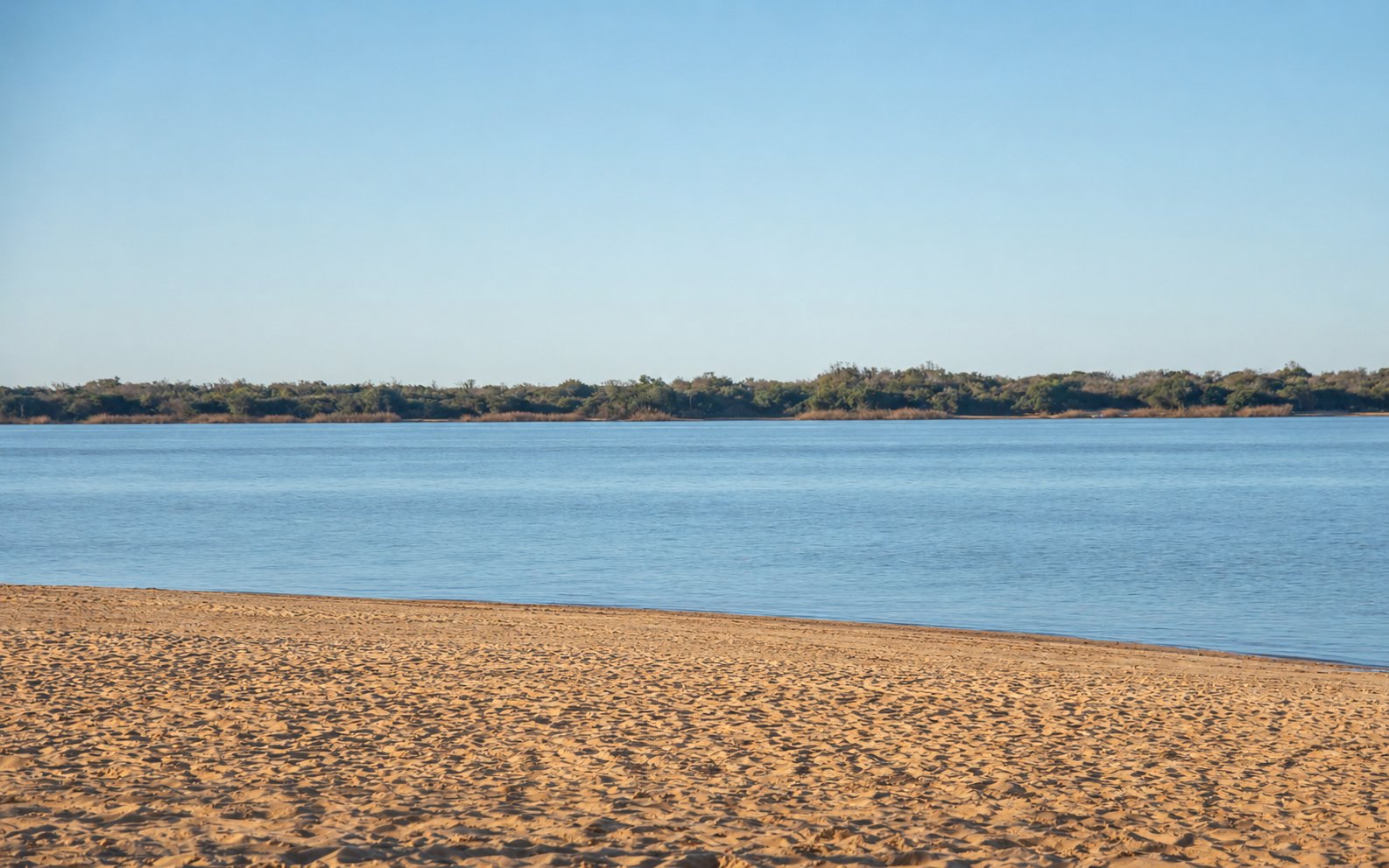 Playa tranquila sobre el río Uruguay