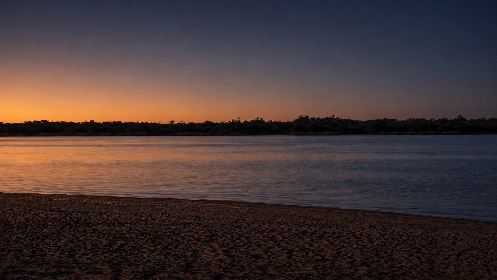 Playa al atardecer en Llena de Encanto