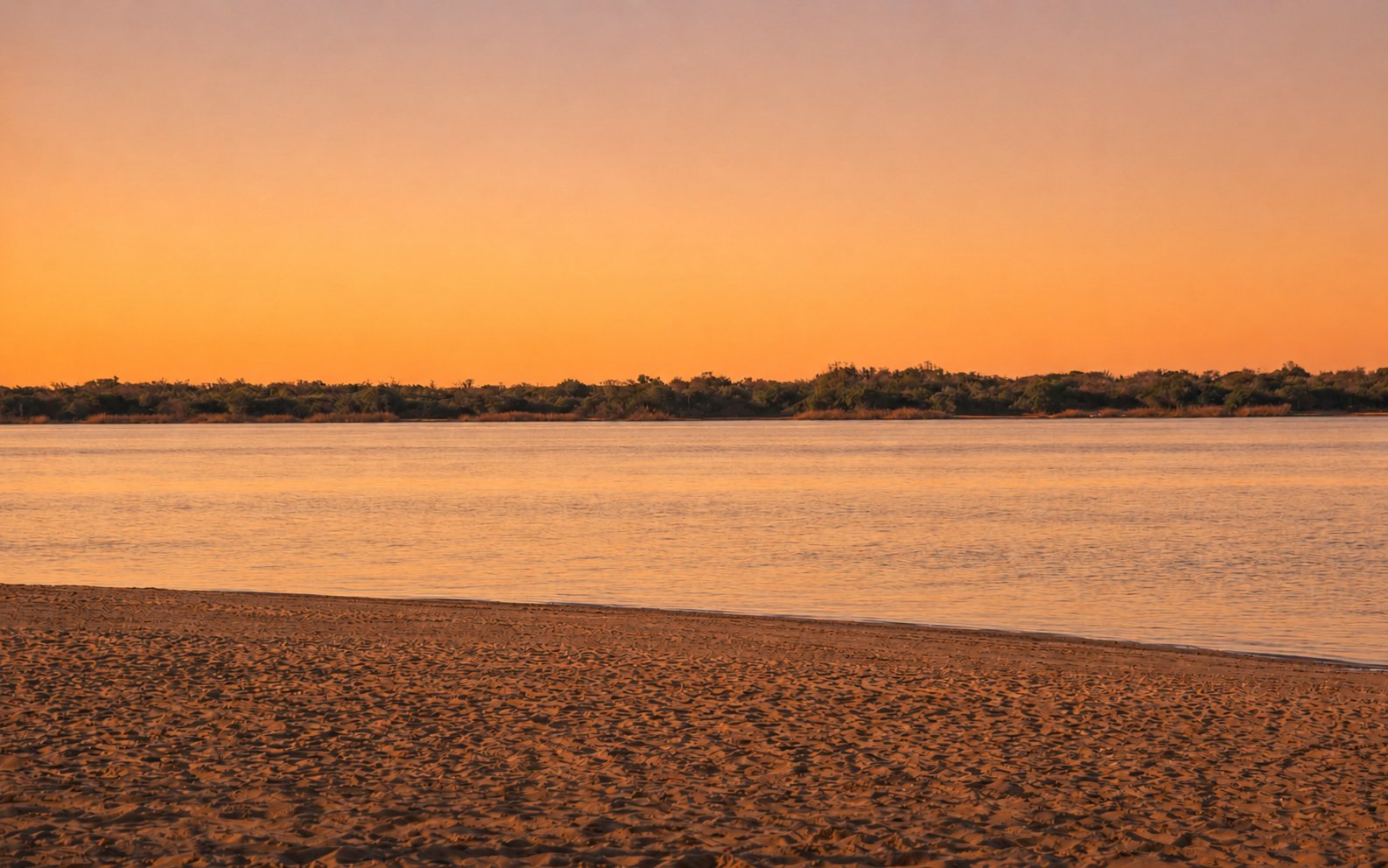 Vista de Llena de Encanto junto al río